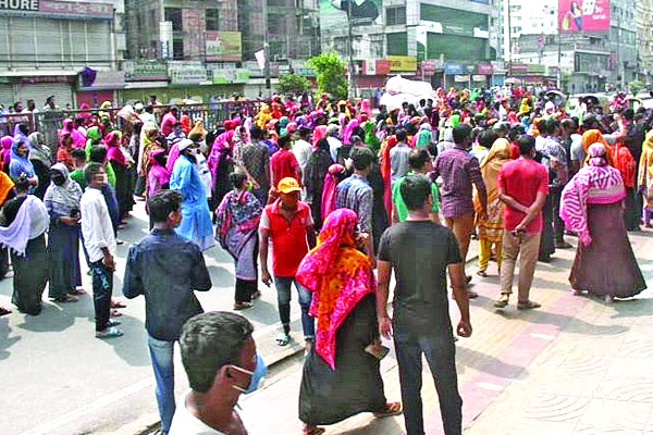 বেতনের দাবিতে মহাখালীতে গার্মেন্টকর্মীদের রাস্তা অবরোধ