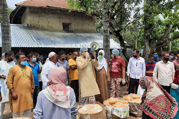 নন্দীগ্রামে ঈদ উপহার সামগ্রী বিতরণ করলেন এমপি মোশারফ  