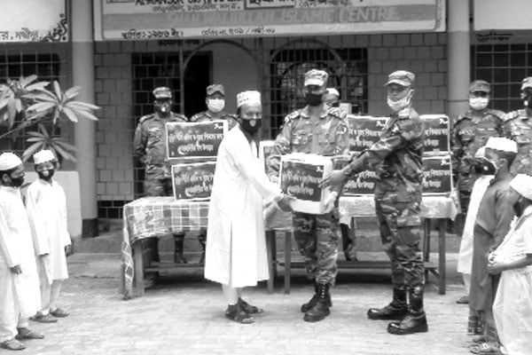 লক্ষ্মীপুরে শিশুদের ঈদ উপহার দিল সেনাবাহিনী
