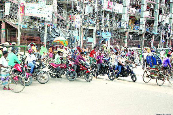 সংকটে সামাজিক দূরত্ব না মেনেই টানছে যাত্রী