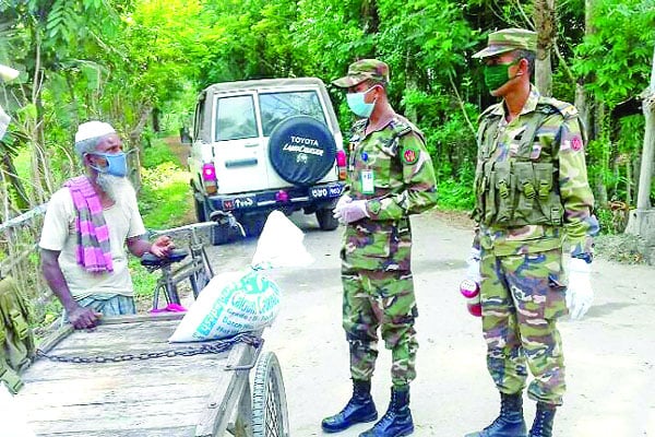 কোয়ারেন্টাইন নিশ্চিত করতে দুস্থদের মাঝে ত্রাণ বিতরণ