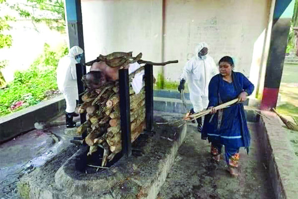 স্বজন ও পরিবারের কেউ এলেন না, স্বামীর মুখাগ্নি করলেন স্ত্রী