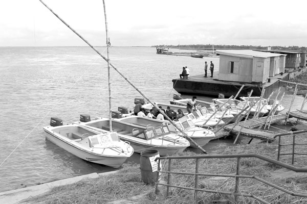 সন্ত্রাসী হুমকিতে বন্ধ স্পিডবোট এলাকায় উত্তেজনা