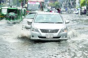 বৃষ্টিতে ঢাকার রাস্তায় হাঁটুপানি