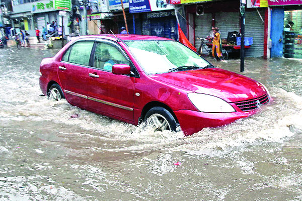 ভারি বৃষ্টিতে রাজধানীর অধিকাংশ এলাকার রাস্তা পানিতে তলিয়ে যায়