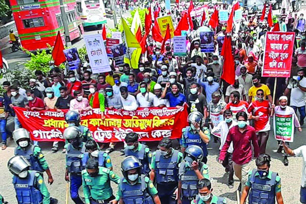 
রাজধানীতে গার্মেন্ট শ্রমিকদের বিক্ষোভ