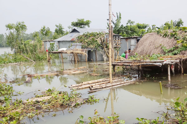 কুড়িগ্রামে বন্যায় চরম দুর্ভোগে মানুষ