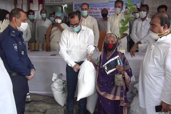 বাগেরহাটে ৪৪০০ পরিবারকে শেখ তন্ময়ের দেয়া খাদ্যসামগ্রী বিতরণ