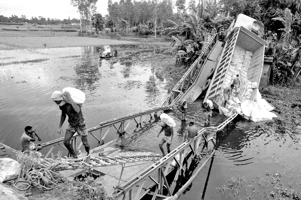 ব্রিজ ভেঙে বিচ্ছিন্ন যোগাযোগ