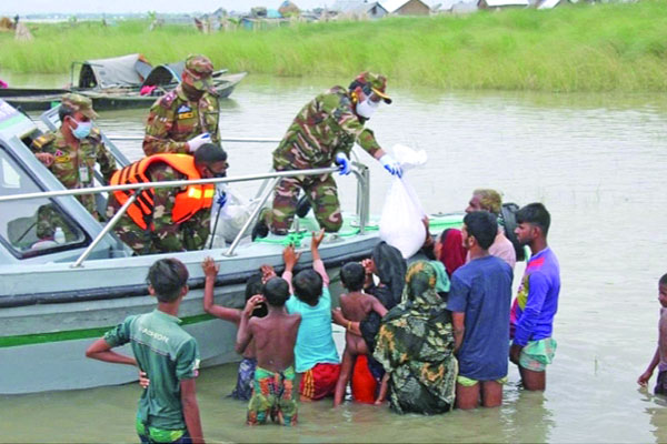 দুস্থদের মধ্যে ত্রাণ বিতরণ