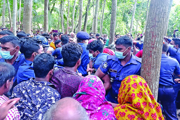 রাজবাড়ীতে যুবককে পানিতে চুবিয়ে হত্যা, পুলিশ কর্মকর্তা অবরুদ্ধ