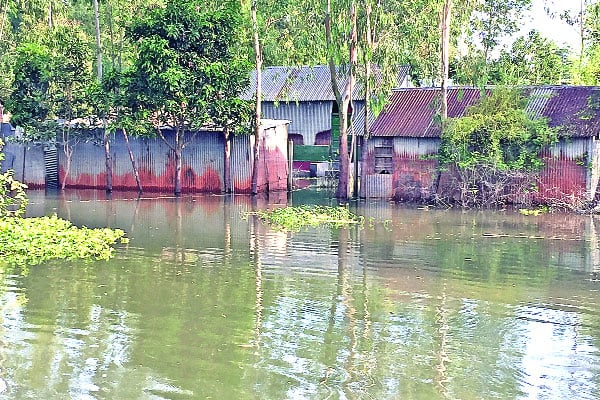 ফের যমুনা-ব্রহ্মপুত্রের পানি বাড়ায় আতঙ্ক