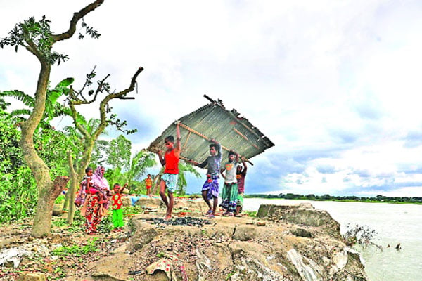 নদীভাঙনে আতঙ্ক বাড়ছেই