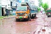 খুলনায় সড়কের বেহাল দশা, ভোগান্তি চরমে