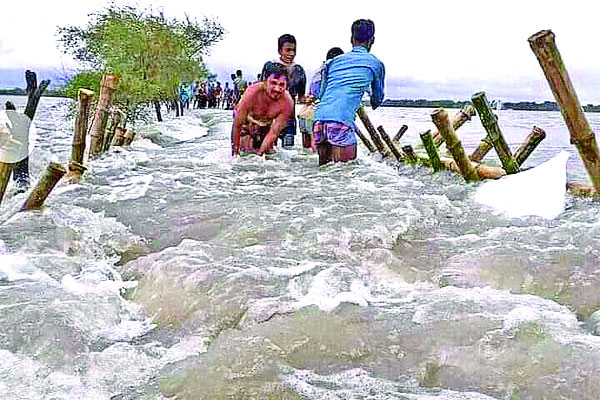 জোয়ার হলেই তলিয়ে যায়