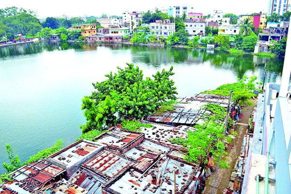 দখল হয়ে যাচ্ছে টিবি পুকুর