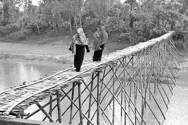 নদী পারাপারে বাঁশের সাঁকোই ভরসা তিন লাখ মানুষের