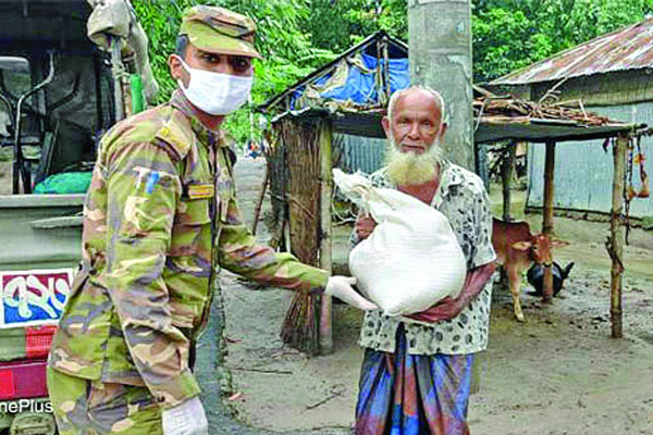 সেনাবাহিনীর ত্রাণ বিতরণ