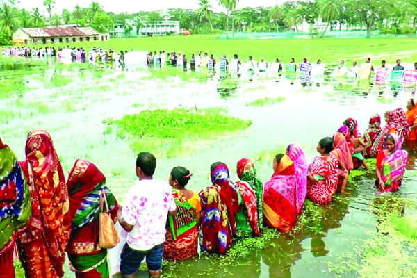 কোমরপানিতে নেমে অন্যরকম প্রতিবাদ