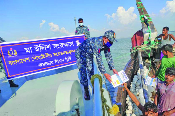 জেলেদের সচেতন করছে বাংলাদেশ নো-বাহিনী