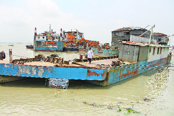 ফেরির পর এবার লঞ্চ চলাচল বন্ধ সি-বোটে ভিড়