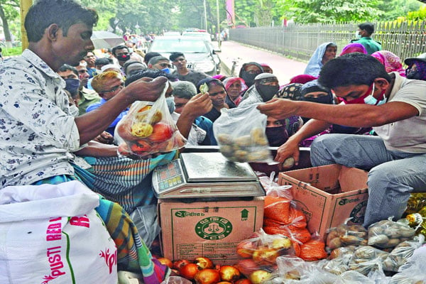 টিসিবির পণ্য কিনতে ক্রেতাদের ভিড়