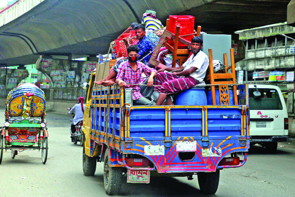 এখনো নগর ছাড়ছে মানুষ