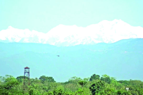 কাঞ্চনজঙ্ঘার হাতছানিতে তেঁতুলিয়া