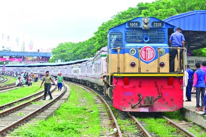 কেনাকাটার নামে কী হয় রেলে