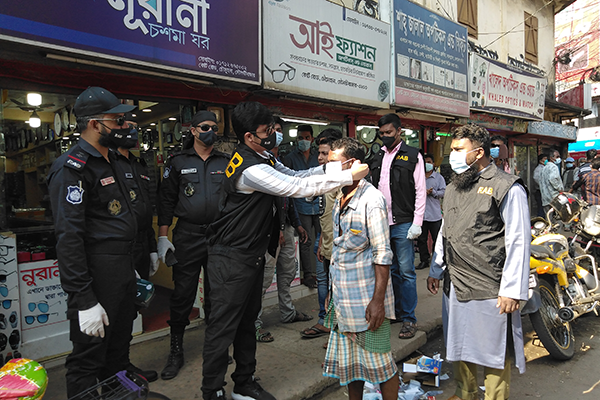 মৌলভীবাজারে মাস্ক পরা নিশ্চিত করতে র‌্যাবের সচেতনতামূলক কর্মসূচি