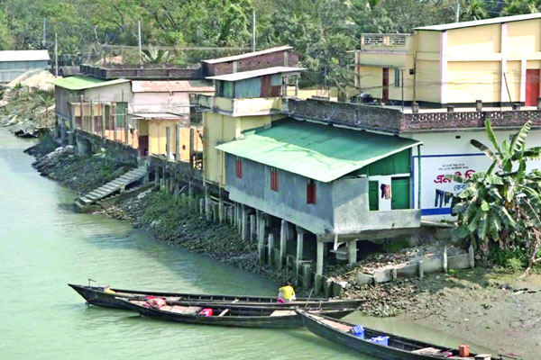 দখল-দূষণে মরছে কীর্তনখোলা