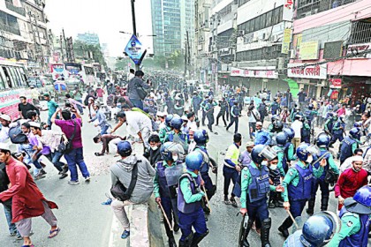 ভাস্কর্যবিরোধী বিক্ষোভে পুলিশের বাধা, লাঠিচার্জ
   