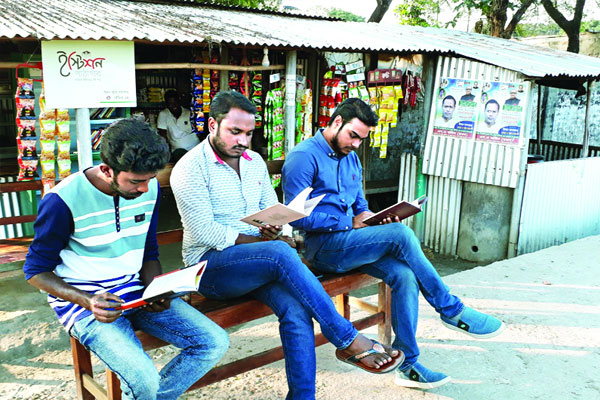 ইস্টেশন পাঠাগারে চায়ের বিনিময়ে বই পড়া