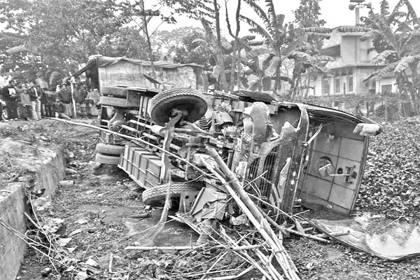 নিয়ন্ত্রণ হারিয়ে সড়ক থেকে ছিটকে পড়ল বাস