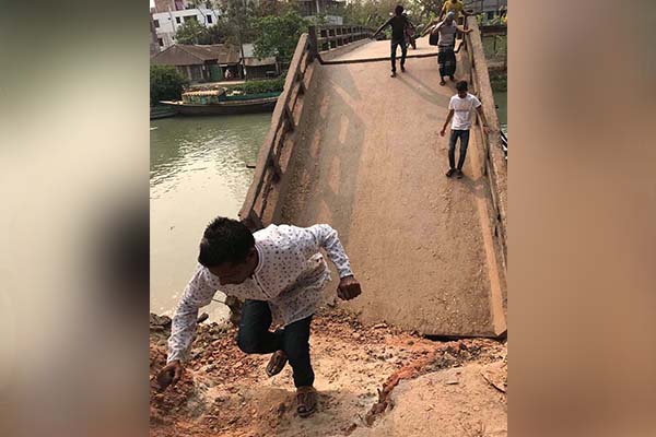 উজিরপুরে ব্রিজ ভেঙে লাখো মানুষের ভোগান্তি