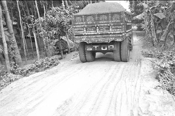 খানাখন্দে ভরা সড়ক