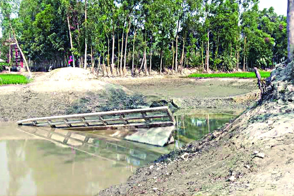 ভাঙা সেতুতে সীমাহীন দুর্ভোগ