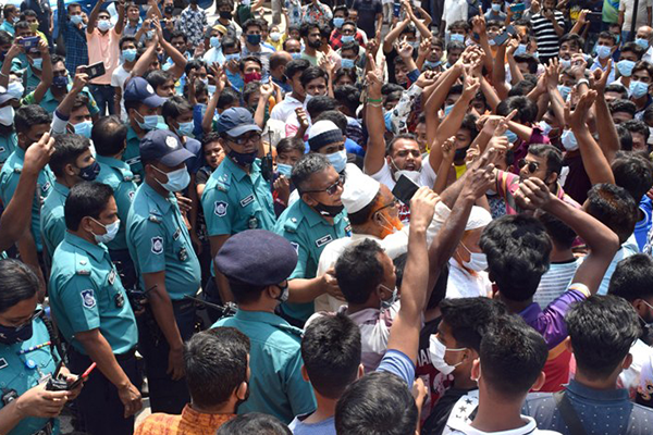 রাজশাহীতে মার্কেট খুলে রাখার দাবিতে ব্যবসায়ীদের বিক্ষোভ