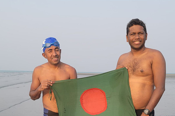 বাংলা চ্যানেল পাড়ি দিলেন দুই প্রকৌশলী