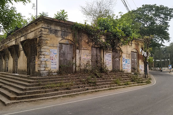 বঙ্কিমচন্দ্র চট্টোপাধ্যায় যশোরের ডেপুটি ম্যাজিস্ট্রেট ও ডেপুটি কালেক্টর ছিলেন...