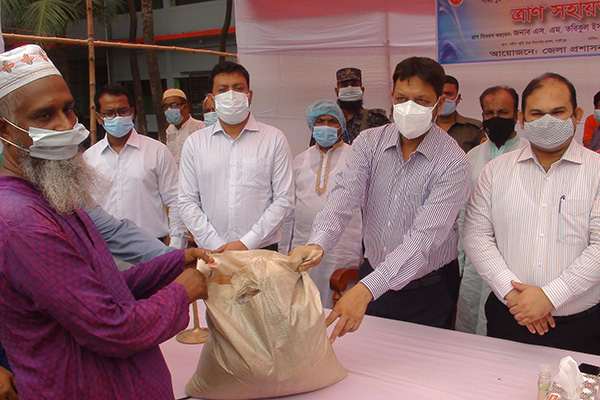 গাজীপুরে গণপরিবহন শ্রমিকদের ত্রাণ সহায়তা প্রদান