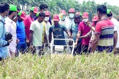 খুলনায় কৃষককে ধান কাটার মেশিন দিল যুবলীগ