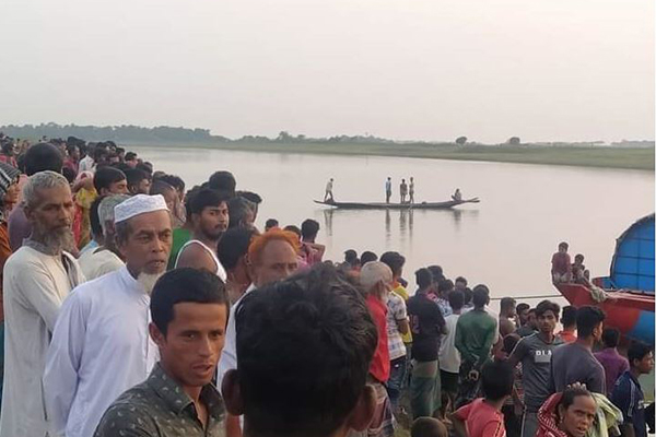 নেত্রকোনায় বজ্রপাতে ট্রলার থেকে নদীতে পড়ে চালক নিখোঁজ