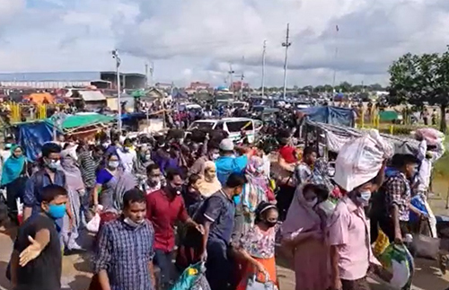 শিমুলিয়া ঘাটে ঘরমুখো মানুষের ঢল, ফেরি চলাচল বন্ধ