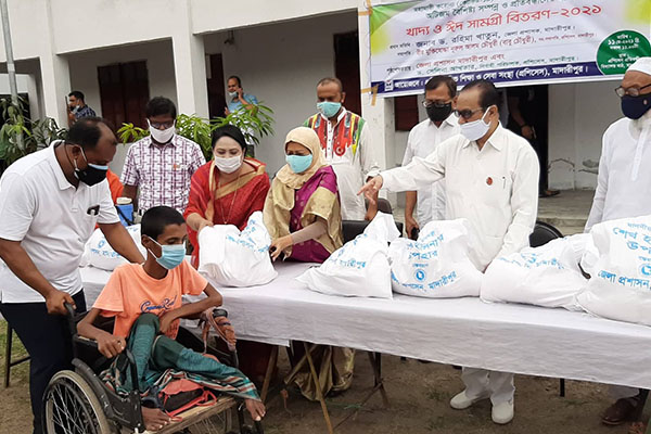 মাদারীপুরে প্রতিবন্ধী শিক্ষার্থীদের মাঝে ত্রাণ সামগ্রী বিতরণ