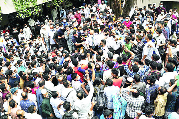 হোটেল বুকিংয়ে সহায়তা দিচ্ছে না সৌদি এয়ার প্রবাসীদের বিক্ষোভ