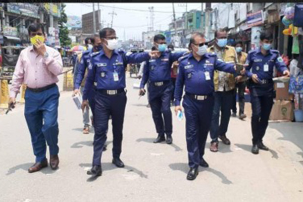 নাটোরে করোনার সংক্রমণ ঠেকাতে কঠোর অবস্থানে পুলিশ