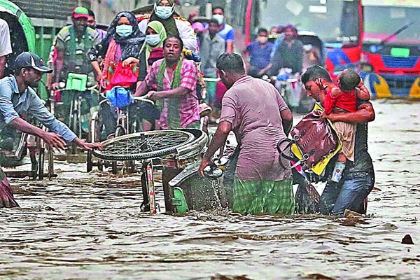 বৃষ্টিতে ডুবল ঢাকা, দুর্ভোগ