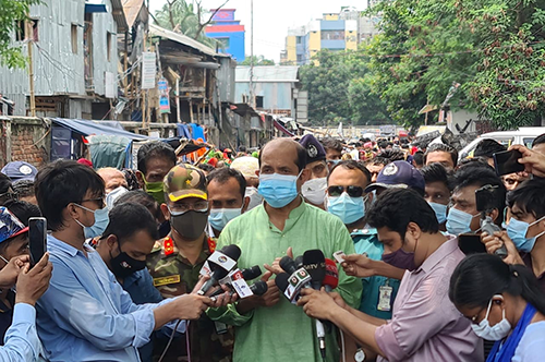 অগ্নি দুর্ঘটনায় ক্ষতিগ্রস্ত সাততলা বস্তির কেউ অভুক্ত থাকবে না: মেয়র আতিকুল