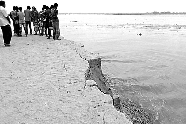 ফুঁসে উঠছে তিস্তা